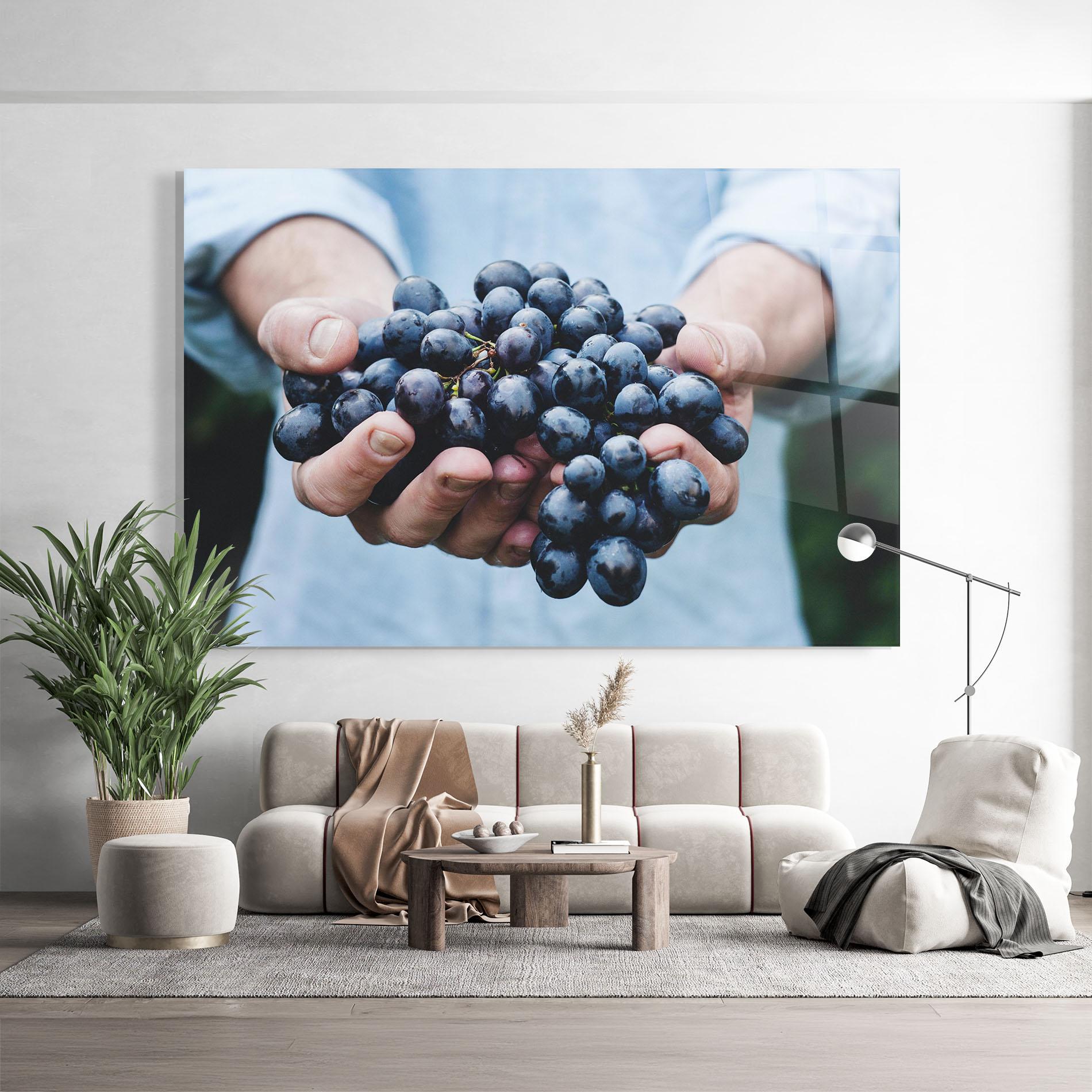 Стъклена картина Holding Grapes mockup 9