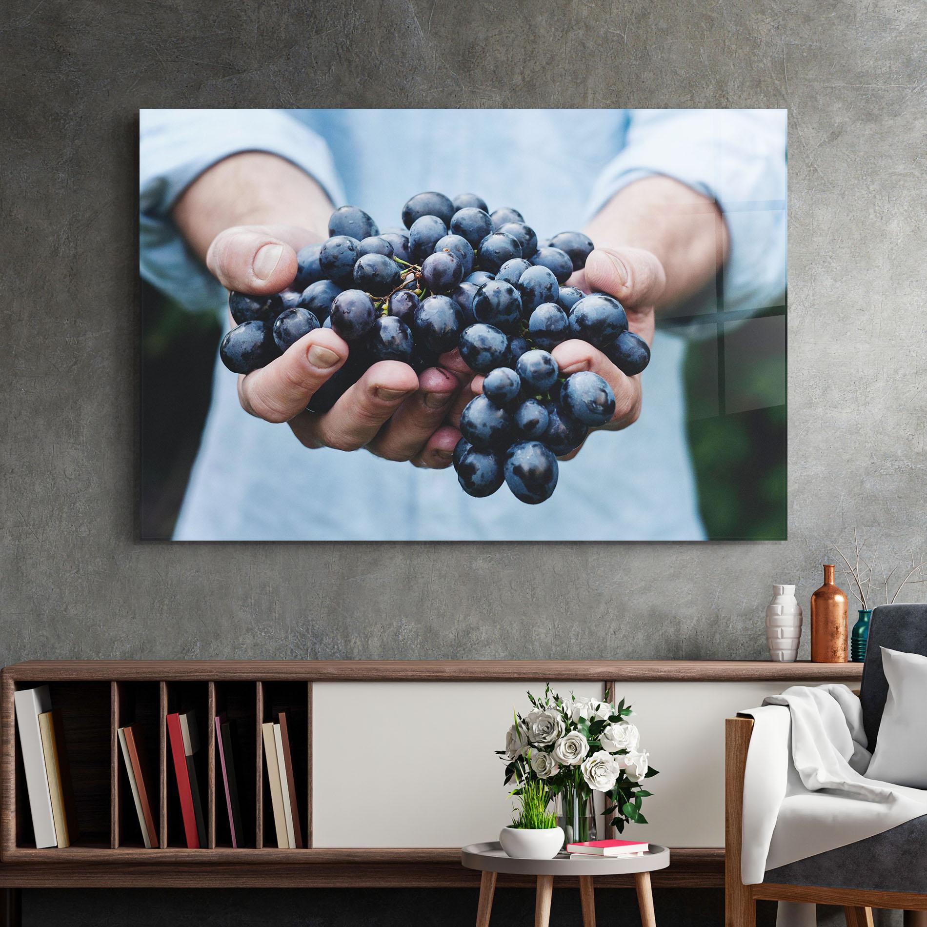 Стъклена картина Holding Grapes mockup 2