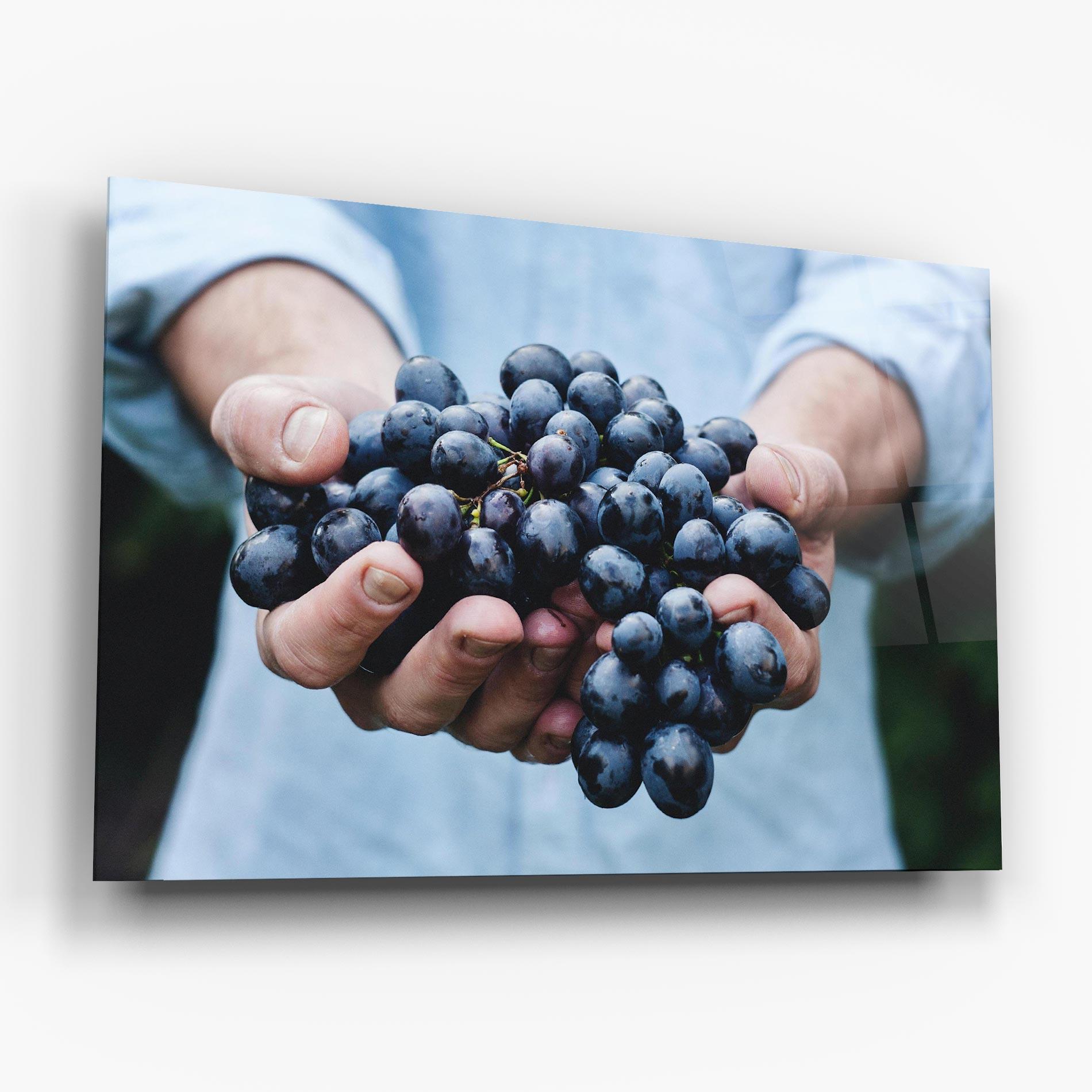 Стъклена картина Holding Grapes mockup 6