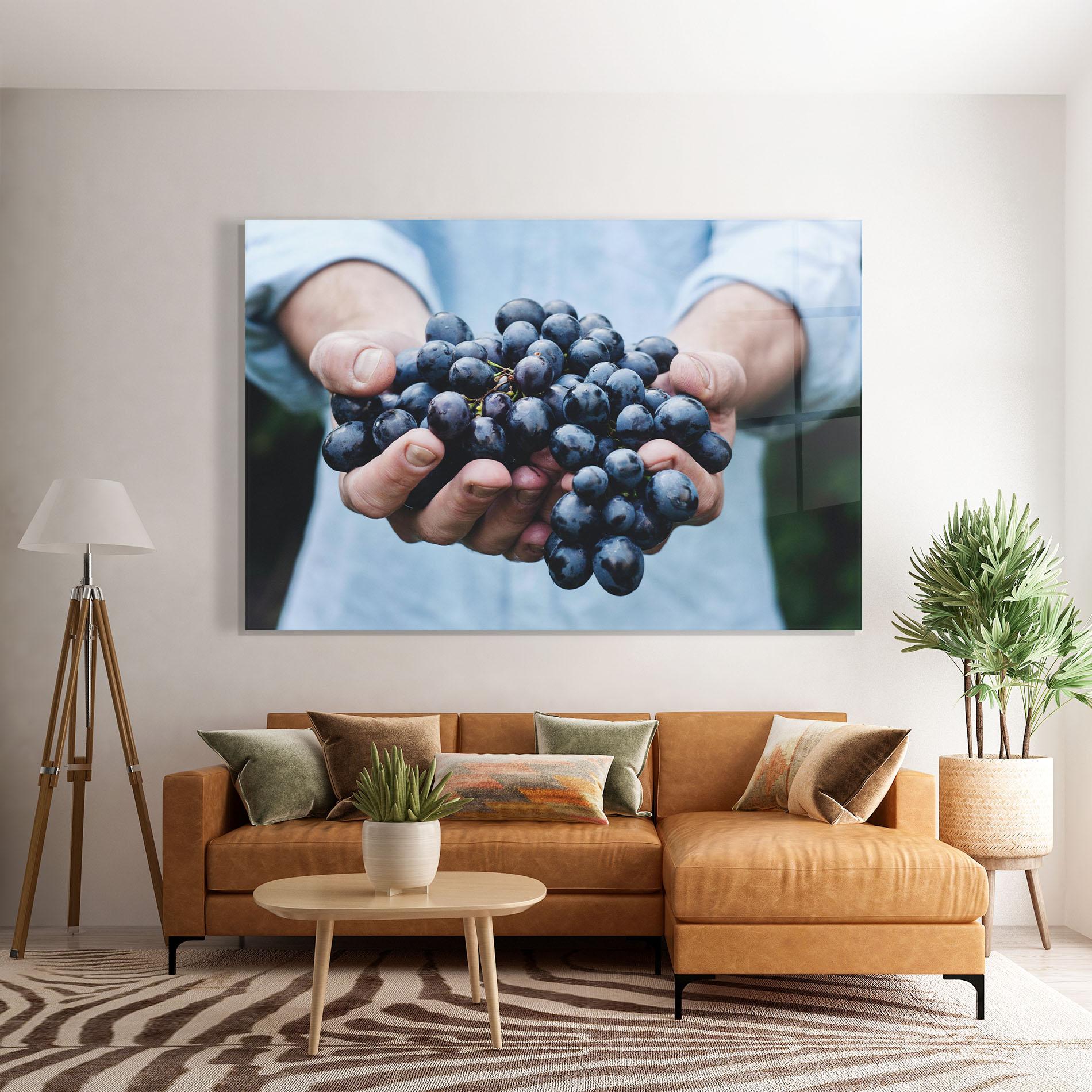 Стъклена картина Holding Grapes mockup 7