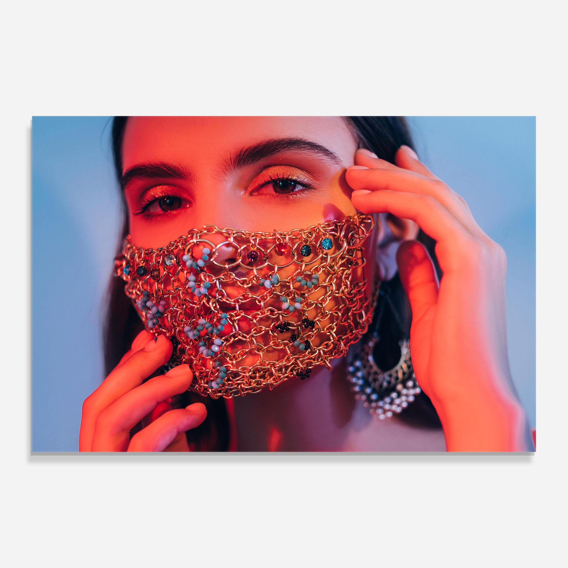 Стъклена картина Gold Chain Face Mask mockup 0