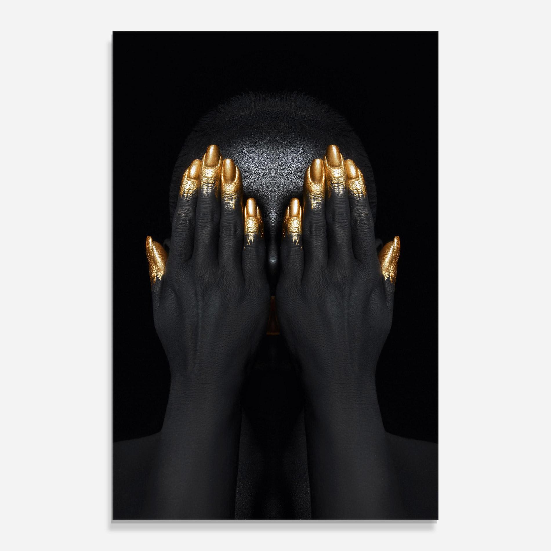 Стъклена картина Gold Fingertips Chain mockup 0